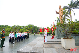 Lãnh đạo tỉnh dâng hương tưởng niệm Chủ tịch Hồ Chí Minh