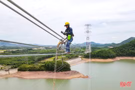 Vắt vẻo giữa không trung thi công đường dây 500kV mạch 3