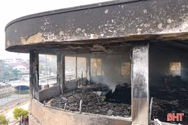 Cận cảnh hiện trường vụ cháy khu trưng bày Công ty gỗ Hào Quang 