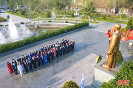 Đoàn đại biểu dự Kỳ họp thứ nhất HĐND tỉnh dâng hương tưởng niệm Chủ tịch Hồ Chí Minh