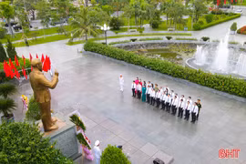 Lãnh đạo tỉnh dâng hương, báo công nhân kỷ niệm 136 năm Ngày sinh Chủ tịch Hồ Chí Minh