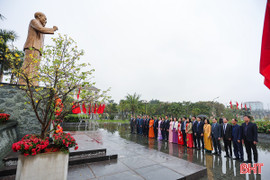 Đoàn đại biểu ngành Y tế Hà Tĩnh dâng hương, báo công lên Chủ tịch Hồ Chí Minh