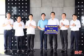 Lãnh đạo TP Hải Phòng trao tặng Hà Tĩnh 500 triệu đồng thực hiện công tác an sinh xã hội
