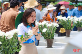 Đông đảo du khách đến dâng hương tại Khu di tích Ngã ba Đồng Lộc 