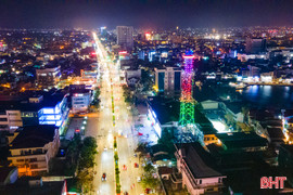 Thành Sen lung linh đón Tết