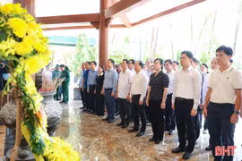 Bộ trưởng Bộ Y tế Đào Hồng Lan tri ân các anh hùng liệt sĩ tại Ngã ba Đồng Lộc