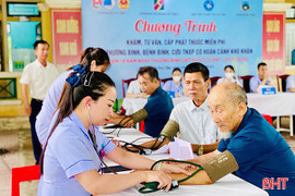 Khám, cấp thuốc miễn phí cho đối tượng chính sách phường Hà Huy Tập