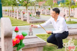 Chủ tịch UBND tỉnh Phan Thiên Định dâng hương tưởng niệm các anh hùng liệt sĩ