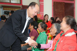 Phó Bí thư Thường trực Tỉnh ủy chung vui ngày hội đại đoàn kết ở Trường Lưu