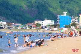 Giữa tuần, biển Thiên Cầm vẫn kín người