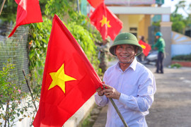 Góc phố, đường quê rực rỡ cờ hoa chào mừng ngày hội lớn của tỉnh nhà