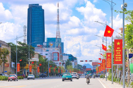 Góc phố, đường quê rực rỡ cờ hoa chào mừng ngày hội lớn của tỉnh nhà