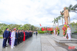 Đoàn đại biểu dự Đại hội Đảng bộ tỉnh dâng hương, báo công với Chủ tịch Hồ Chí Minh 