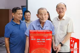 Phó Bí thư Thường trực Tỉnh ủy Nguyễn Hồng Lĩnh thăm, tặng quà người có công với cách mạng