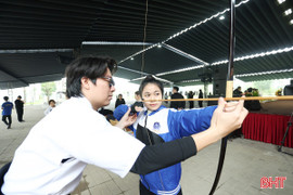 Học sinh Hà Tĩnh trải nghiệm Kyudo - nghệ thuật bắn cung của người Nhật