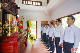 Lãnh đạo tỉnh dâng hương tưởng niệm các Tổng Bí thư Trần Phú, Hà Huy Tập