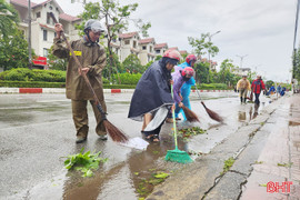 Nhanh tay dọn dẹp phố phường Hà Tĩnh sau bão tố