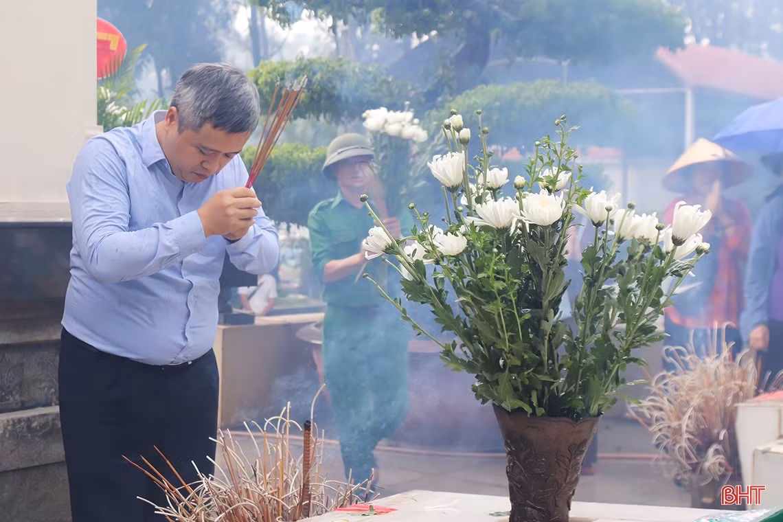 Đoàn công tác Trung ương dâng hương tại Ngã ba Đồng Lộc