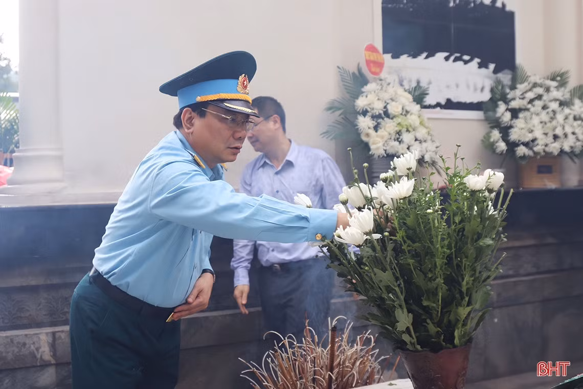 Đoàn công tác Trung ương dâng hương tại Ngã ba Đồng Lộc