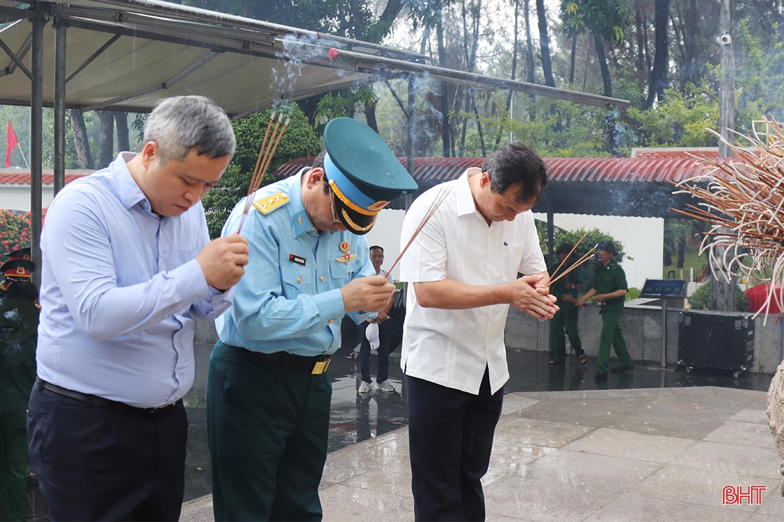 Đoàn công tác Trung ương dâng hương tại Ngã ba Đồng Lộc