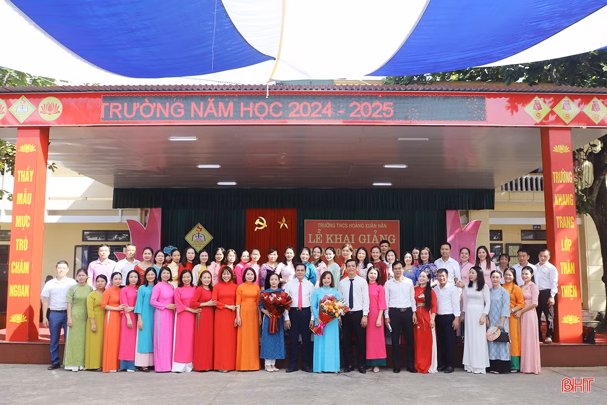 ... và chụp ảnh lưu niệm cùng tập thể cán bộ, giáo viên Trường THCS Hoàng Xuân Hãn.