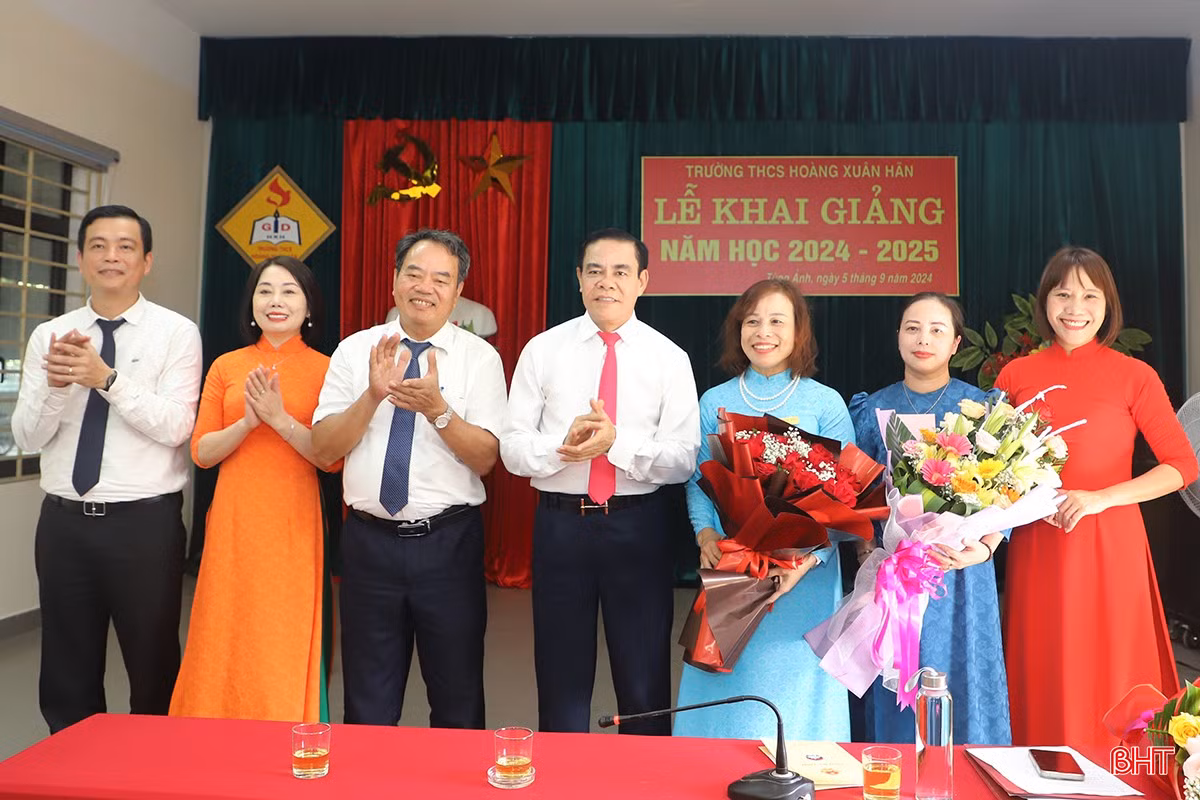 Các đồng chí lãnh đạo tỉnh, Sở GD&amp;ĐT và huyện Đức Thọ tặng hoa chúc mừng...