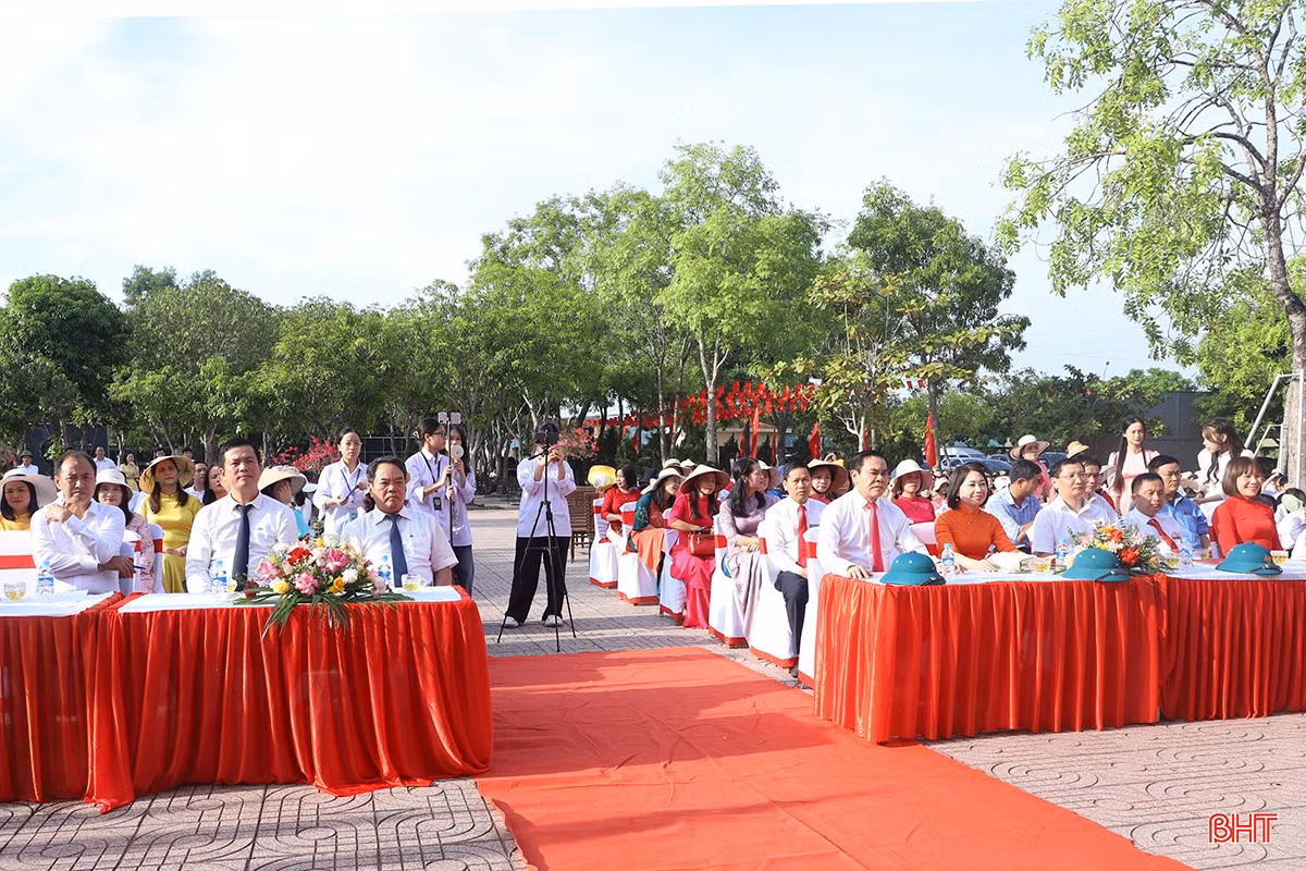 Đại biểu tham dự lễ khai giảng.