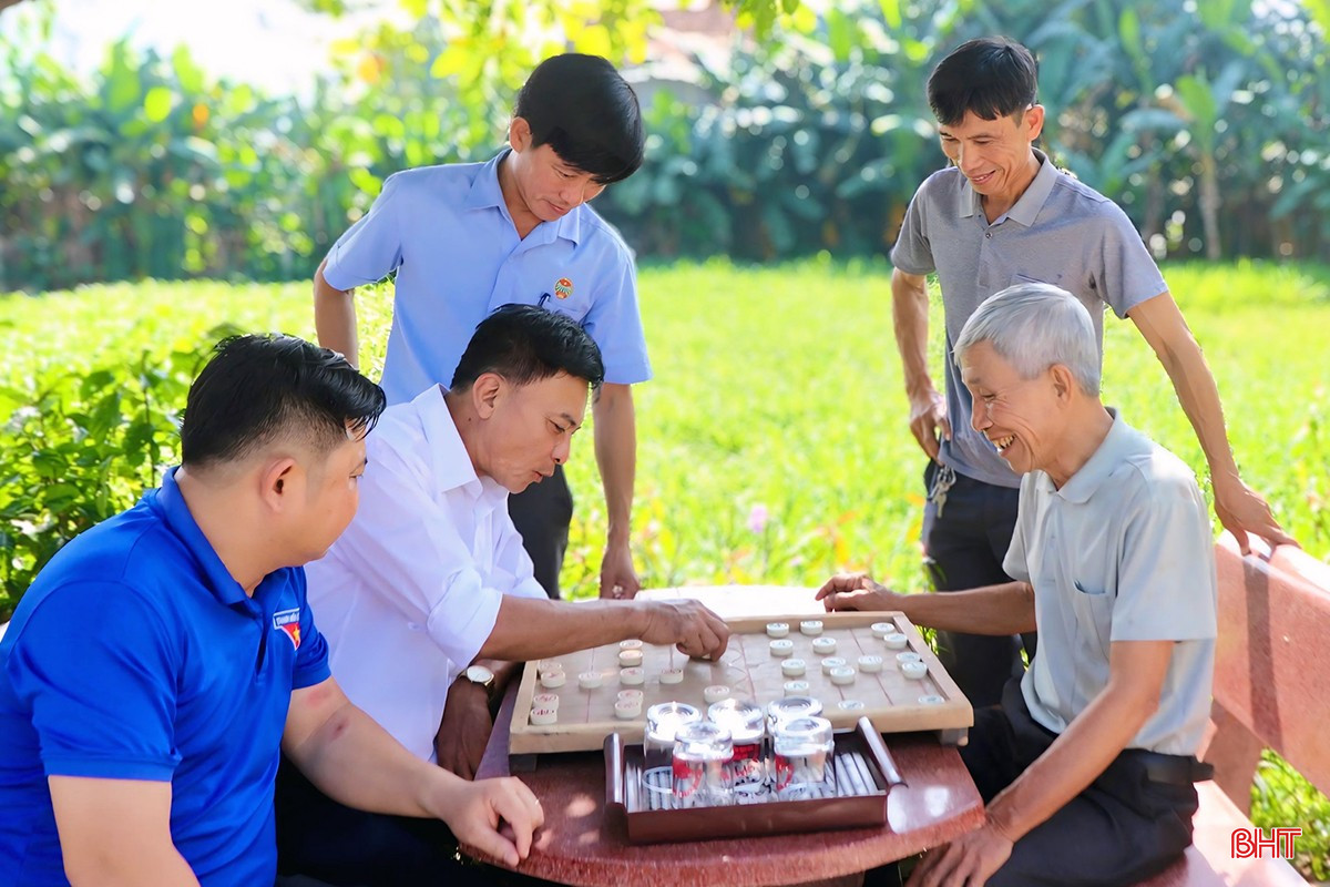 Những &quot;bức tranh&quot; khu dân cư NTM kiểu mẫu ở các làng quê Hà Tĩnh như khí thế hơn, khang trang hơn khi đất trời vào xuân. Đó chính là nền tảng, động lực để mảnh đất núi Hồng, sông La ngày một giàu mạnh hơn, đời sống Nhân dân nhờ đó sẽ được nâng cao. (Trong ảnh: Cuộc sống yên bình của người dân thôn Trung Thị, xã Sơn Ninh, Hương Sơn).