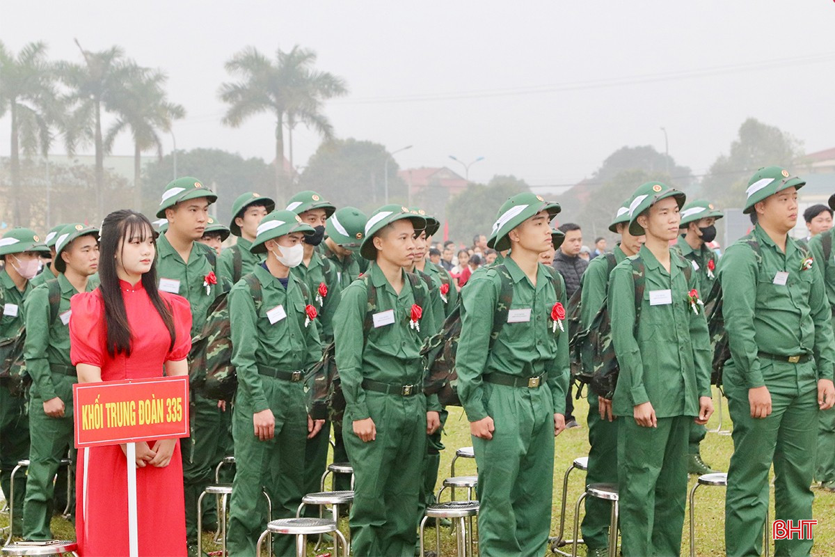 Năm 2025, huyện Vũ Quang có 41 thanh niên lên đường nhập ngũ; trong đó, có 32 công dân thực hiện nghĩa vụ quân sự và 9 công dân thực hiện nghĩa vụ công an nhân dân. Các tân binh được giao về các đơn vị: Trung đoàn Bộ binh 335 (Sư đoàn 324 - Quân khu 4), Trung đoàn 841 (Bộ CHQS tỉnh), Bộ Chỉ huy BĐBP tỉnh, 9 thanh niên làm nghĩa vụ tại Công an tỉnh.