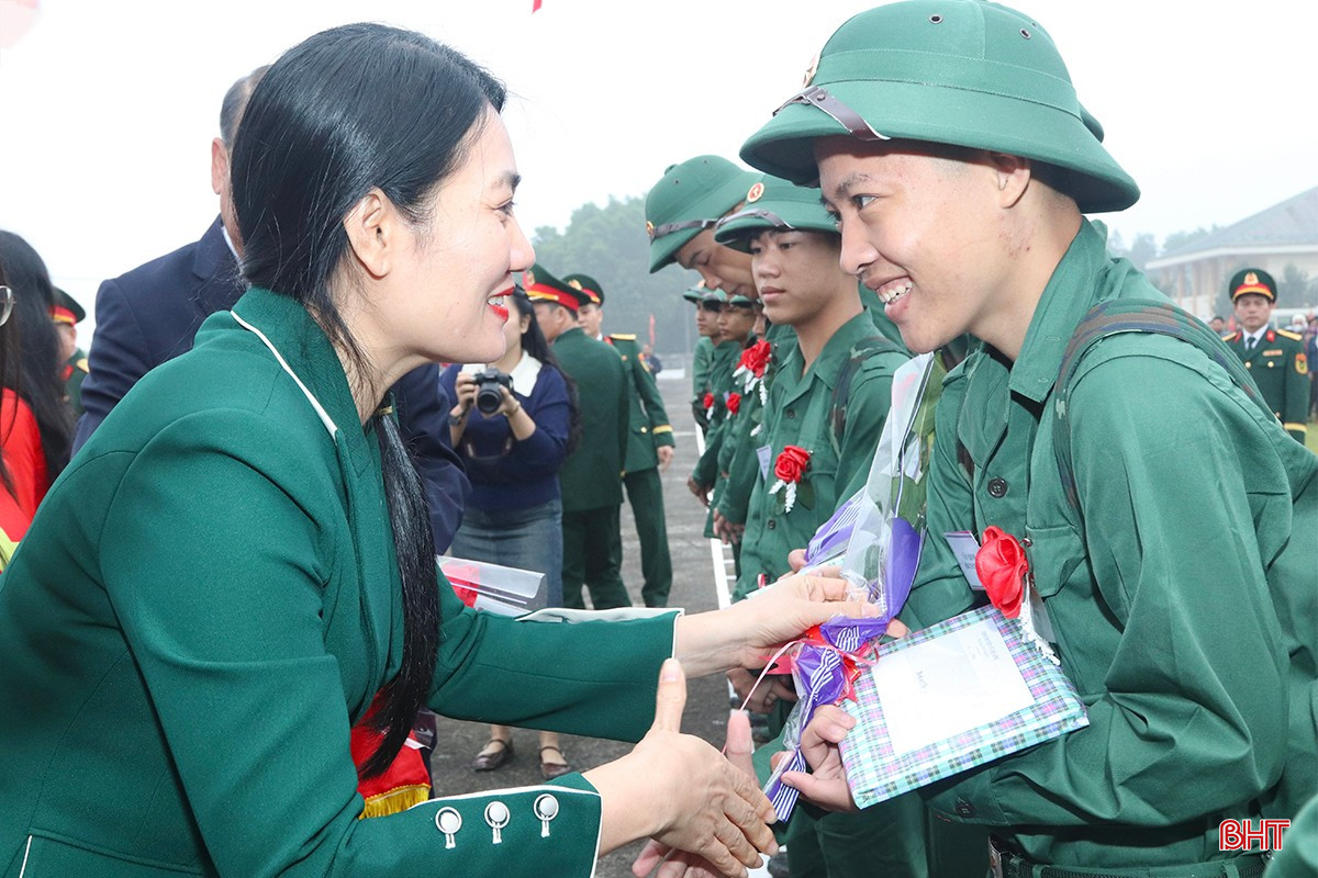 Lãnh đạo các sở, ngành, huyện Vũ Quang và các đơn vị tin tưởng các tân binh lên đường nhập ngũ sẽ phát huy truyền thống của quê hương, luôn nỗ lực rèn luyện, chấp hành nghiêm kỷ luật của đơn vị, làm tròn nghĩa vụ mà Đảng và Nhân dân giao phó.