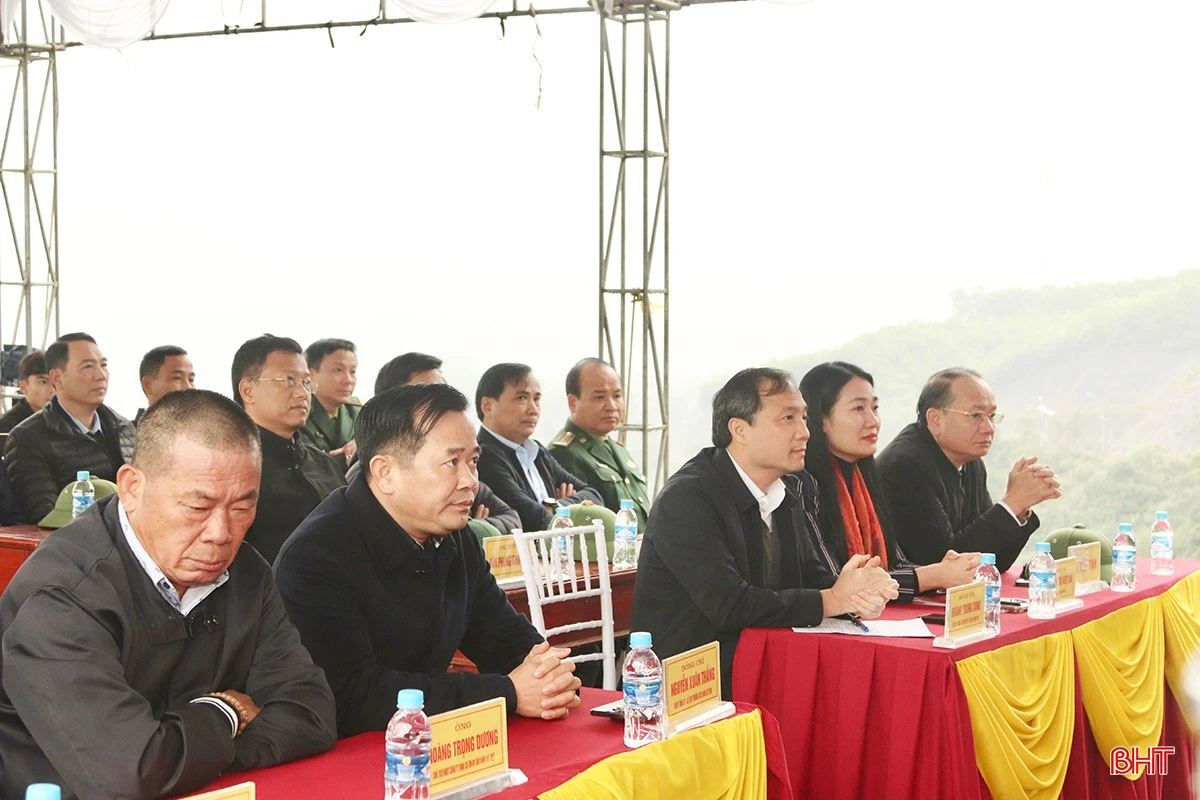 Bí thư Tỉnh ủy Hoàng Trung Dũng và các đại biểu tham dự buổi lễ.