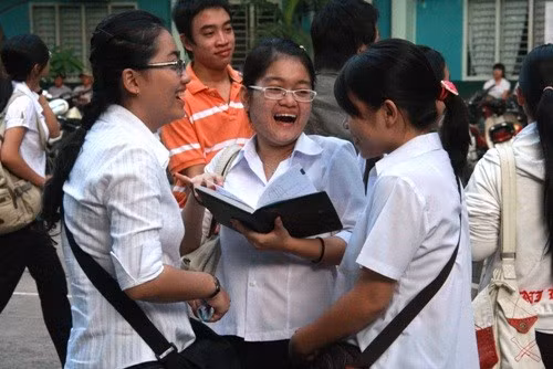 Thí sinh dự thi vào Trường ĐH Kinh tế TP.HCM năm 2009 - Ảnh: NHƯ HÙNG