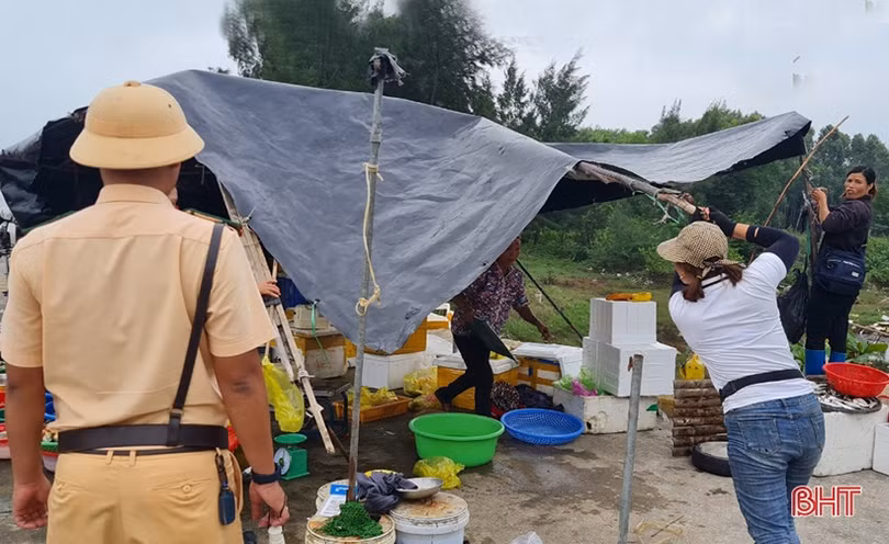 Công an Lộc Hà kịp thời xử lý tình trạng họp chợ bên đường ven biển