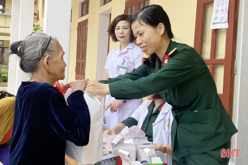 Khám, cấp thuốc miễn phí cho người có công ở Hương Sơn