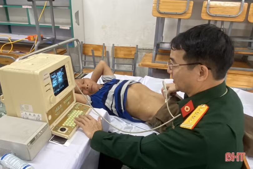 Khám, cấp thuốc miễn phí cho người có công ở Hương Sơn