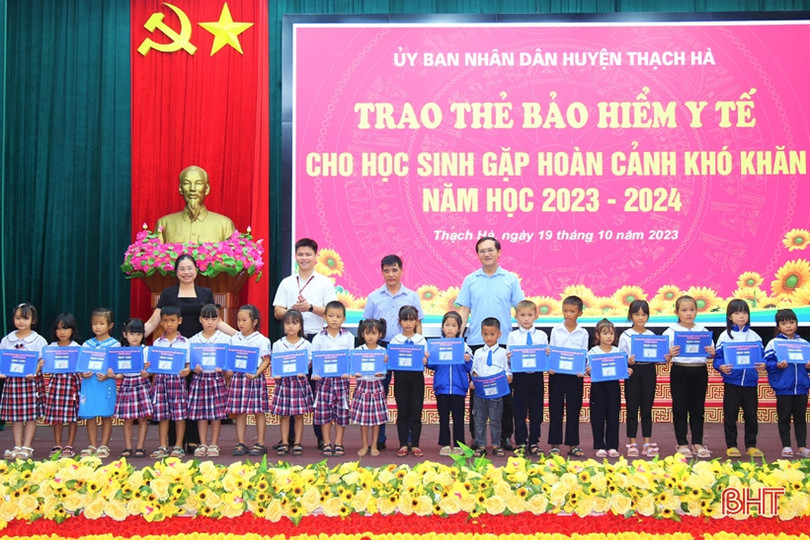 Thạch Hà trao 266 thẻ BHYT cho học sinh khó khăn
