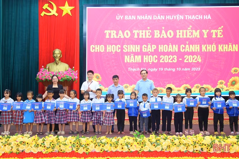 Thạch Hà trao 266 thẻ BHYT cho học sinh khó khăn
