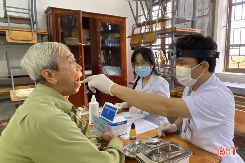 Khám, cấp thuốc miễn phí cho người có công ở Hương Sơn