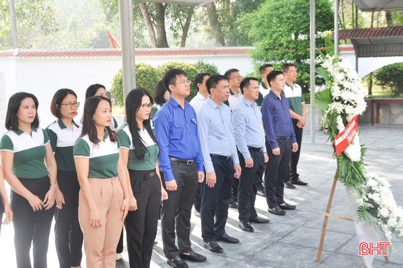 Vietcombank Hà Tĩnh trồng cây xanh tại Khu di tích Ngã ba Đồng Lộc