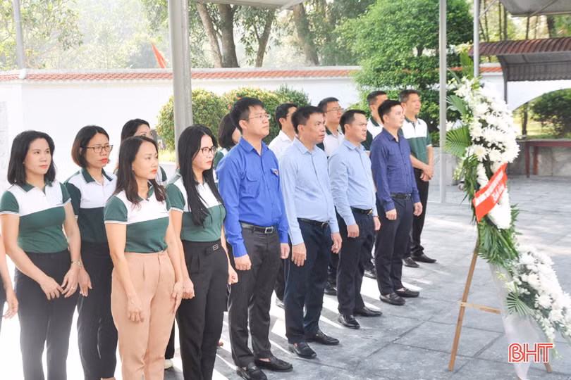 Vietcombank Hà Tĩnh trồng cây xanh tại Khu di tích Ngã ba Đồng Lộc