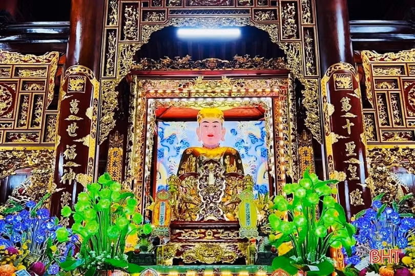 Thăm đền thiêng dưới chân núi Hồng