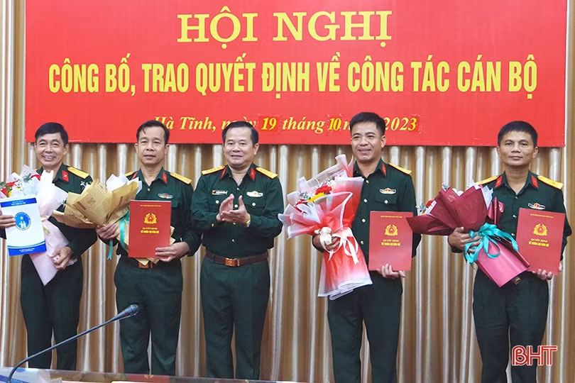 Bộ CHQS tỉnh công bố, trao quyết định về công tác cán bộ