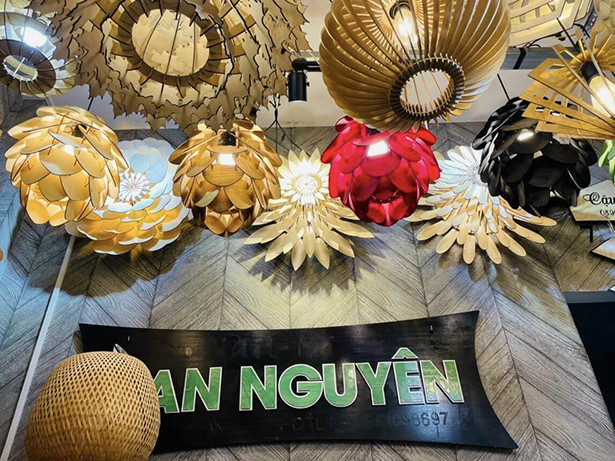 Đèn gỗ thả trần - tô điểm không gian thêm sang trọng, ấn tượng hơn