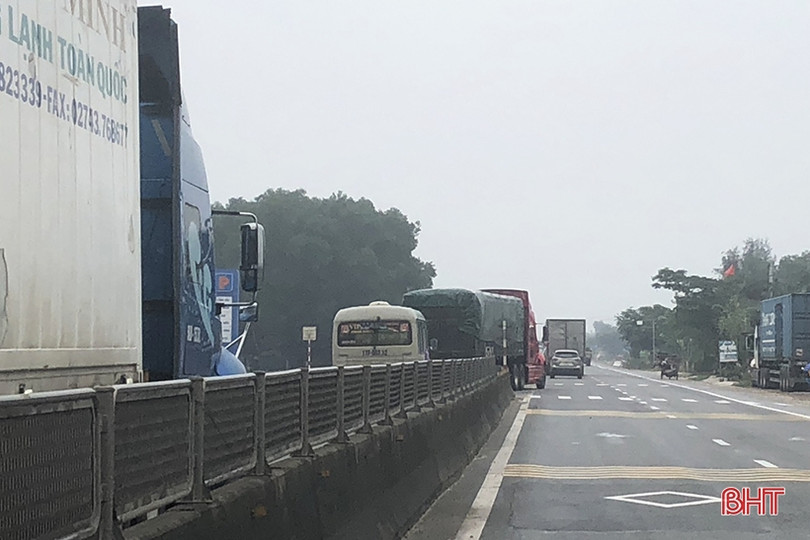 Hà Tĩnh: Đầu kéo va chạm ô tô, lưu thông trên quốc lộ 1 gặp khó