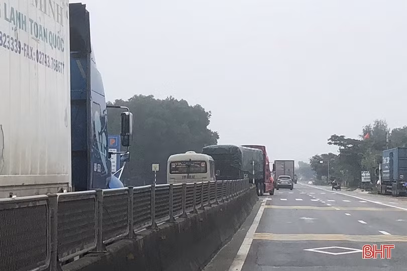 Hà Tĩnh: Đầu kéo va chạm ô tô, lưu thông trên quốc lộ 1 gặp khó