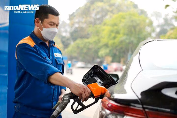 Giá xăng ngày mai có thể đảo chiều, tăng 250 - 600 đồng/lít