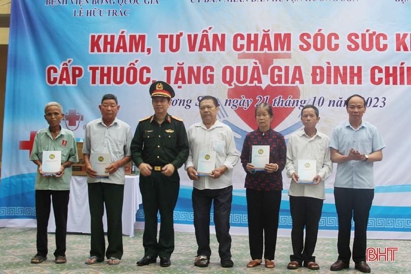 Khám, cấp thuốc miễn phí cho người có công ở Hương Sơn