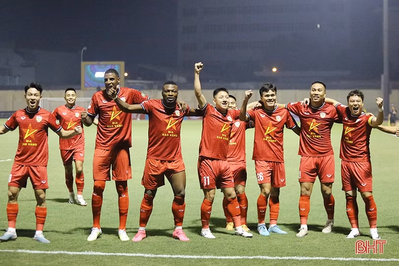 Thanh Hóa vs Hồng Lĩnh Hà Tĩnh: Siêu phẩm, xà ngang, mở hàng may mắn!