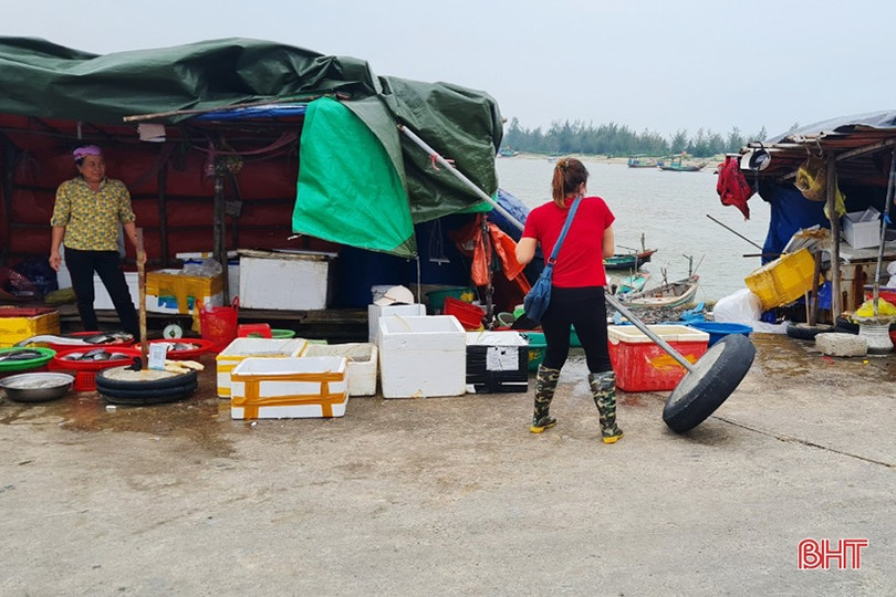 Công an Lộc Hà kịp thời xử lý tình trạng họp chợ bên đường ven biển