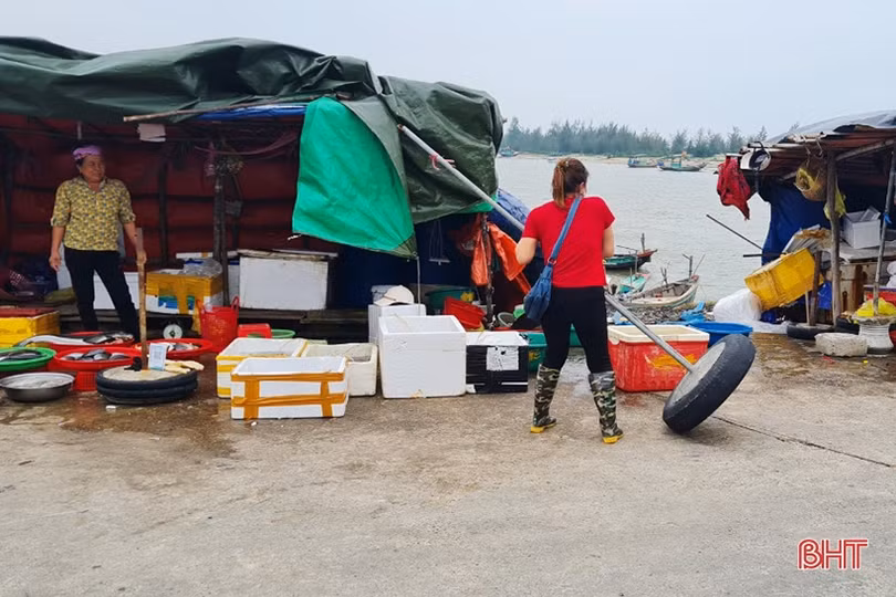 Công an Lộc Hà kịp thời xử lý tình trạng họp chợ bên đường ven biển